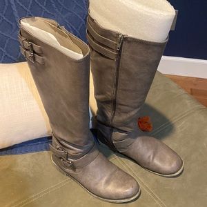 Knee high grey boots. Very casual. Size 8